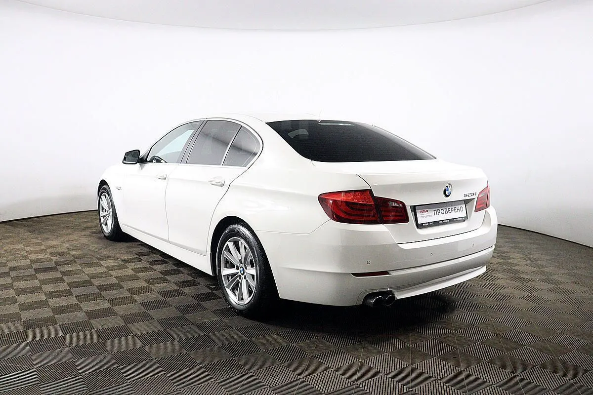 BMW 5-Series Image 7